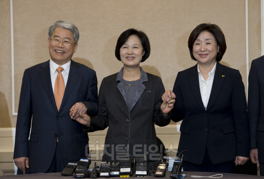 추미애 더불어민주당 대표(가운데), 김동철 국민의당 비상대책위원장(왼쪽), 심상정 정의당 대표가 13일 서울 여의도 국회에서 박근혜 대통령 탄핵소추안 가결 이후 첫 야3당 대표 회동을 갖기 전 손을 맞잡고 있다. 유동일기자 eddieyou@